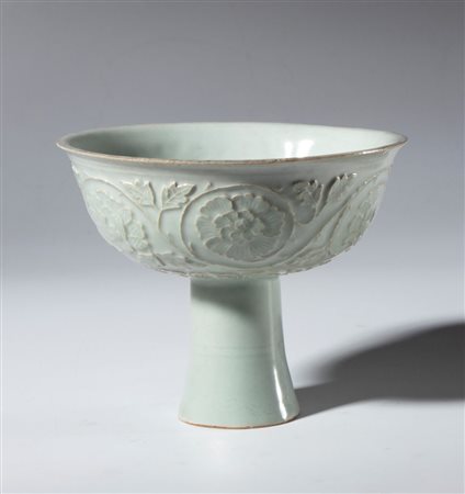  
Coppa a stelo in ceramica Qingbai decorata a stampo con motivi floreali e smalto celadon. Cina, dinastia Song (960-1269) 
 Altezza mm 88.5 diametro mm 114.3