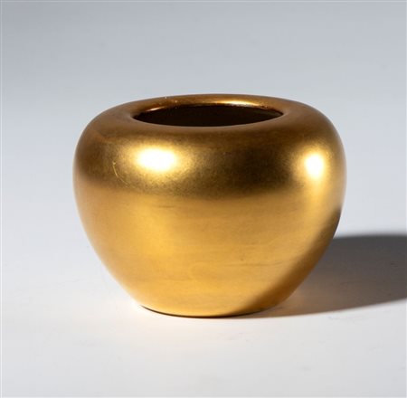  
Piccolo vaso basso a smalto oro. Cina, XX secolo 
 Diametro mm 65.7 x 47