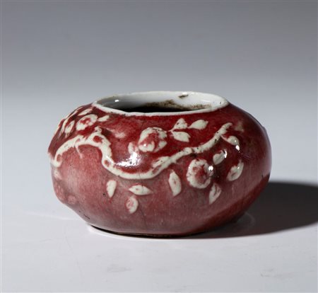  
Piccolo vaso basso con decoro vegetale e smalto sangue di bue. Cina, XX secolo 
 Diametro mm 67 x 35.8
