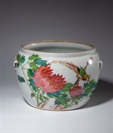  
Contenitore a quattro anse in porcellana dipinta con grande fiore di peonia e fagiano. Sul retro, calligrafia. Cina, periodo Repubblica (1912-1949) 
 Diametro mm 220 x 160