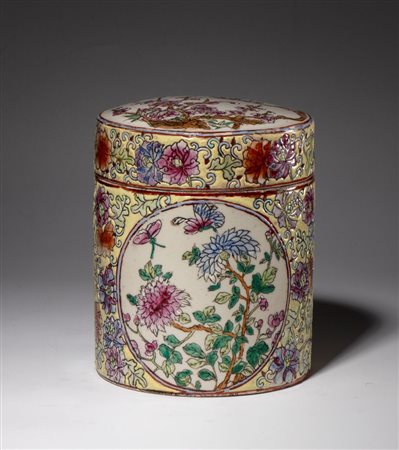  
Contenitore licindrico con coperchio in porcellana decorato con motivi vegetali e medaglioni con fiori di peonie e farfalle. Cina, XX secolo 
 Altezza cm 16, diametro cm 13