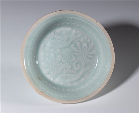  
Piccola ciotola in porcellana a smalto celadon. Sul fondo coppia di pesciolini e foglie. Cina, inizio del XX secolo 
 Diametro mm 110