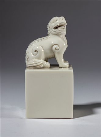  
Timbro in porcellana con impugnatura a forma di leone. Cina, inizio del XX secolo 
 mm 92.6 x 43.7 x 44