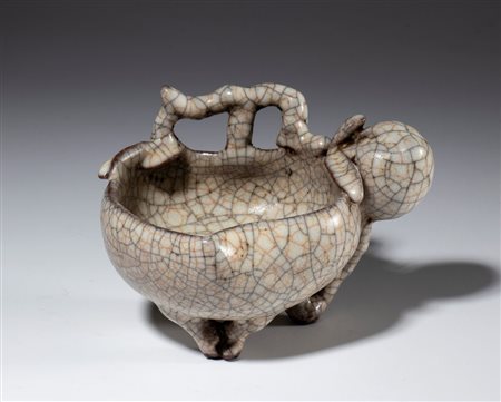  
Ciotola in ceramica a smalto craquelé a forma di frutto. Cina, XX secolo 
 mm 85 x 125 x 100