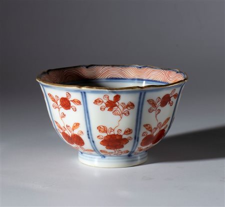  
Ciotola in porcellana dipinta per l'esportazione con decori floreali in stile Imari  Cina, inizio XX 
 Diametro mm 88.3 x 50