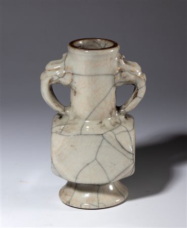  
Piccolo vaso  in ceramica a smalto Ge. Cina, fine dinastia Qing (1644-1912) inizio XX secolo 
 Alt. 146 cm