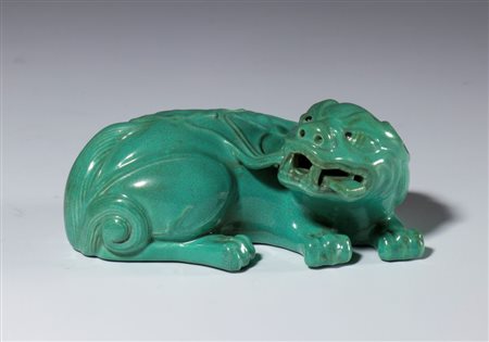  
Figura in porcellana a smalto verde giada raffigurante un animale mitico. Cina, XX secolo 
 mm 77 x 132.7 x 94