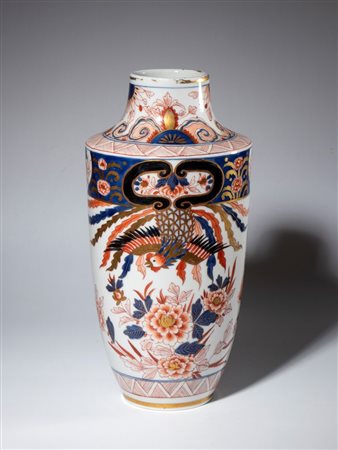  
Vaso in porcellana dipinta a smalti rosso, blu ed oro con decori in stile Kutani. Europa, XX secolo 
 Altezza cm 32