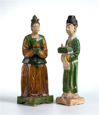  
Gruppo di due figure in ceramica smaltata. Cina, dinastia Ming (1368-1644) 
 Alt. 28 cm
