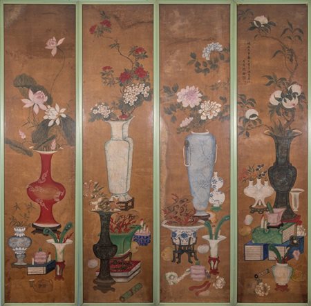  
Raro dipinto composto da quattro pannelli raffigurante oggetti da studioso e fiori in vasi. Inchiostro e pigmenti su carta. Collezione Benzoni, Cina, Dinastia Qing (1644-1912) 
 Ciascuno cm 126,5 X 42,5