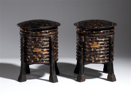  
Coppia di contenitori per alimenti Hokai in lacca oro e nero coperti. Giappone, tardo periodo Edo (1615-1868) 
 Altezza cm 19