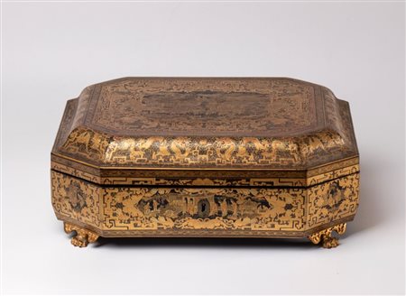  
Rara scatola da gioco Canton ottagonale in legno laccato e dorato. Cina, dinastia Qing (1644-1912), 1860 circa 
  cm 37.5 x 29.5 x 11
