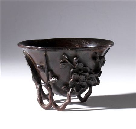  
Raffinata coppa da libagione in legno Zitan con decoro "prunus e magnolia". Cina, dinastia Qing (1644-1912), fine XVIII-XIX secolo 
 Complessivamente mm 74 x 109.8 x 74
