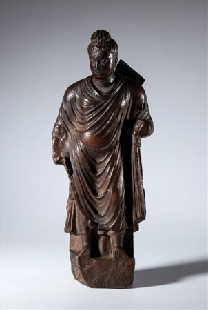  
Statua di Buddha in stile Gandahara. Stucco patinato.  Pakistan, XIX secolo 
 Complessivamente cm 28 x 11 x 5 ca.