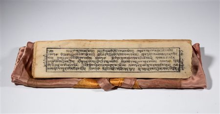  
Libro di scritture buddhiste usato per copiare e leggere testi sacri. Inchiostro xilografico su carta di riso con custodia in broccato di seta. Tibet, XIX secolo 
 Ogni pagina cm 9 x 37 ca.