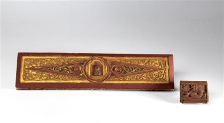  
Lotto di n. 2 libri balinesi con dorso in legno intagliato e dipinto e foglie di palma. XX secolo 
 Il piu grande cm 38.5 x 9 x 2.5 - aperto cm 165