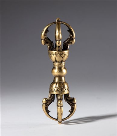  
Vajra rituale buddista in lega di rame. Tibet, XIX secolo 
 Complessivamente mm 83.5 x 27 