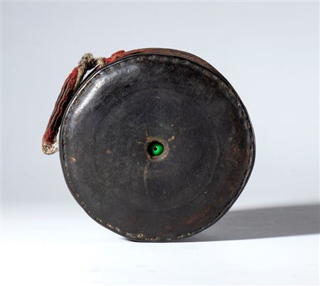  
Ruota da preghiera buddhista in pelle. Tibet, XIX secolo 
 Diametro mm 93 ca