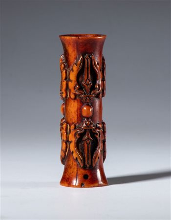  
Pendente tubolare in osso scolpito con elementi a forma di vajra. Tibet, XIX secolo 
 mm 68.3 x 19.4 
