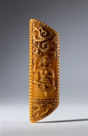  
Elemento proveniente da un grembiule rituale buddhista in osso di bufalo scolpito e inciso. Tibet, XIX secolo 
 mm 130 x 40 