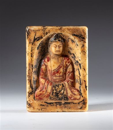  
Rilievo in marmo bianco con tracce di policromia raffigurante Buddha in meditazione. Cina, XIX secolo 
 mm 104 x 74.5 x 25