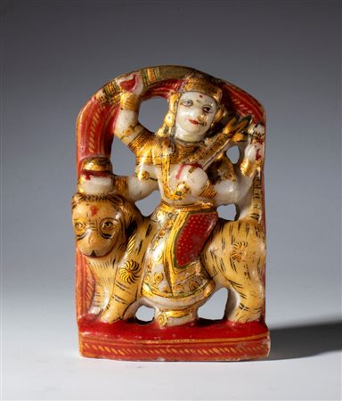  
Stele in alabastro scolpito, dipinto e parzialmente dorato raffigurante la divinità Durga. India, Rajastan, XIX secolo 
 mm 137 x 90 x 31