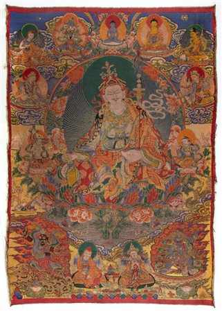  
Thangka buddhista raffigurante Guru Padmasambhava tra Bodhisatva e Divinità terrifiche. Arazzo jacquard in seta e fili oro. Tibet, XIX secolo 
 cm 73 x 52
