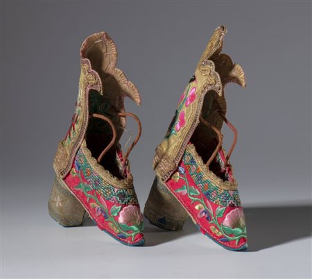  
Coppia di scarpe per piedi fasciati usati durante cerimonie laiche e religiose. Asia del sud-est. XIX secolo 
 Ognuna mm 140 x 105 x 38,5 ca.