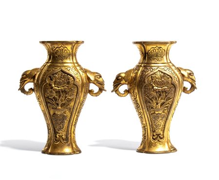  
Coppia di vasi in bronzo laminato in oro. Cina, dinastia Qing (1644-1912), XIX secolo 
 Altezza mm 120 