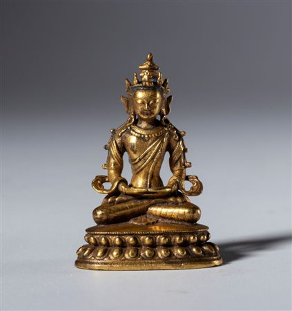  
Piccola statua di Buddha in rame dorato con base cava per reliquie. Tibet, XIX secolo 
 mm 31.2 x 21.2 x 14.6