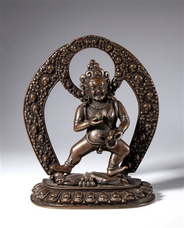  
Statua in lega di rame raffigurante il Bidhisatva Jambhala. Dio della salute materiale e spirituale nel buddhismo himalayano. Tibet, XIX secolo 
 Complessivamente cm 17.5 x 14 x 6