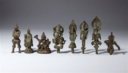  
Otto piccole figure devozionali in bronzo. Cina, periodo Qing (1644-1912) 
 Il piu grande mm 81.3