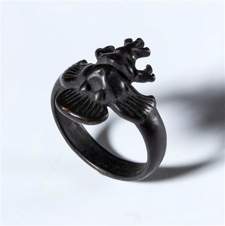  
Anello amuleto in lega di rame con divinità Garuda. Tibet, XVIII secolo 
 Diametro interno mm 20.3