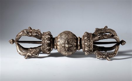  
Vajra rituale in lega di rame argentato. Tibet, XIX secolo 
 Complessivamente cm 28 x 9                          