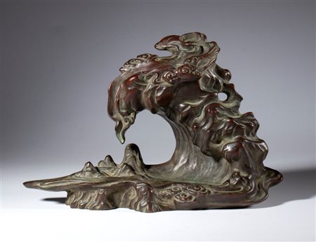  
Scultura in lega di rame raffigurante una roccia tre le nuvole. Cina, XX secolo 
 Complessivamente cm 17 x 26 x 7.5 ca