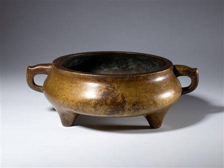  
Incensieri in lega di rame , Cina, dinastia Qing (1644-1912), XIX secolo 
 Diametro cm 16 x 7.5