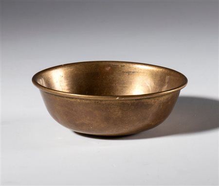  
Ciotola in rame per offerte buddhiste. Cina, dinastia Qing (1644-1912), XIX secolo 
 Diametro mm 65.5 x 19.8