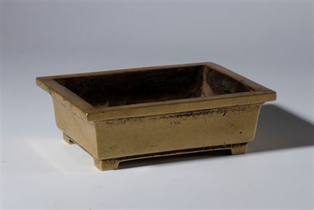  
Incensiere in ottone. Cina, dinastia Qing (1644-1912), fine XIX-inizio XX  secolo 
 mm 43.8 x 132.4 x 98