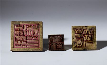  
Gruppo di tre sigilli in metallo. Cina, XIX secolo 
 Il piu grande mm 65.3 x 66.9 x 40.5