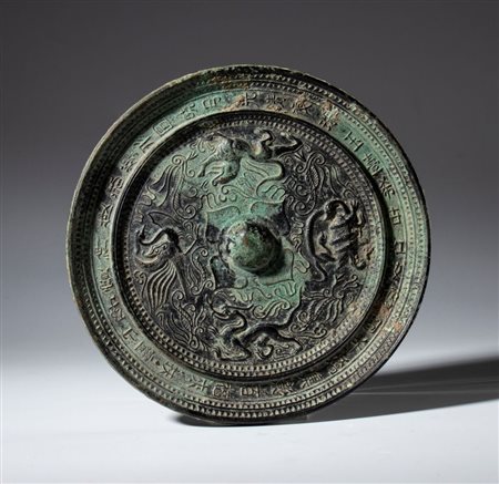  
Antico specchio in bronzo con intricati motivi di draghi e animali mitologici incentrati attorno a un pomello perforato utilizzato come maniglia. Cina, XX secolo 
 Diametro cm 20