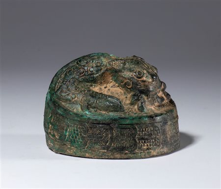  
Figura in bronzo raffigurante un drago in stile arcaico. Cina, inizio XX secolo 
 89 x diametro 106