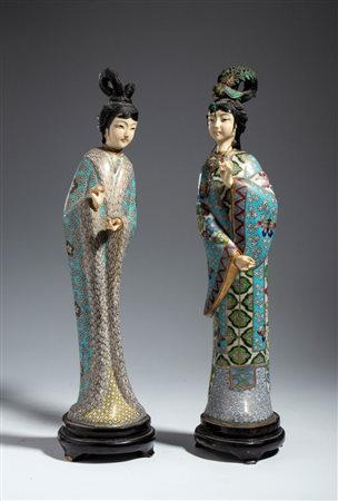  
Coppia di figure in smalto cloisonné su rame. Cina, Dinastia Qing (1644-1911), 1900 circa 
 Altezza cm 35 