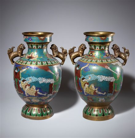  
Coppia di vasi biansati in lega di rame e smalti cloisonné. Cina, XX secolo 
 Entrambi allti cm 39