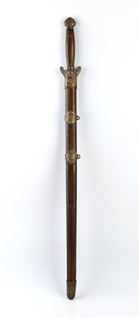  
Elegante spada da cerimonia Jian. Cina, dinastia Qing (1644-1912), XIX secolo 
 Altezza cm 97