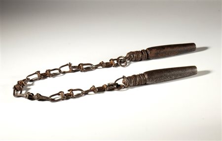  
Strumento da difesa in ferro. Cina, dinastia Qing (1644-1912), XIX secolo 
 Lunghezza complessiva cm 59