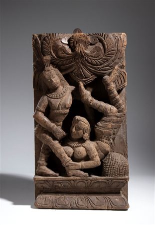  
Pannello Intagliato in legno. India, XIX secolo 
 46 cm x 25 cm