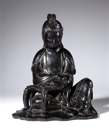  
Statua in legno raffigurante Guanyin. Cina, dinastia Qing (1644-1912), XIX secolo 
 Complessivamente cm 18.5 x 15.5 x 11 ca.