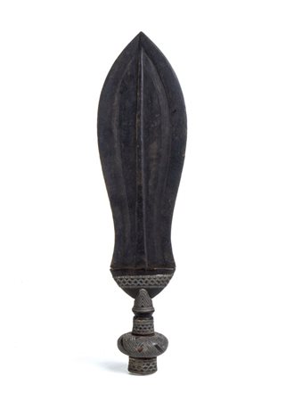  
Kuba Ikul decorato con inserti in filo metallico. Congo, inizi XX secolo 
 Lung. 42 cm
