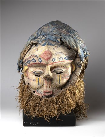  
Maschera in legno dipinto, stoffa e fibra vegetale per riti di iniziazione. Tribù Suku, Africa, Repubblica Democratica del Congo, 1900 ca. 
 cm 40 x 30 x 30 ca.