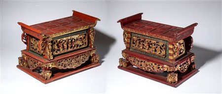  
Coppia di piccoli altari in legno scolpito, laccato e parzialmente dorato, con applicazioni in madreperla. Cina, dinastia Qing (1644-1912), XIX secolo 
 Il piu grande mm 200 x 285 x 160